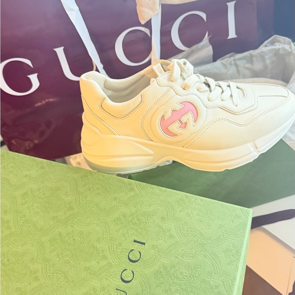 Gucci Women's Cream Sneakers with Pink Logo - Picture 3 of 8